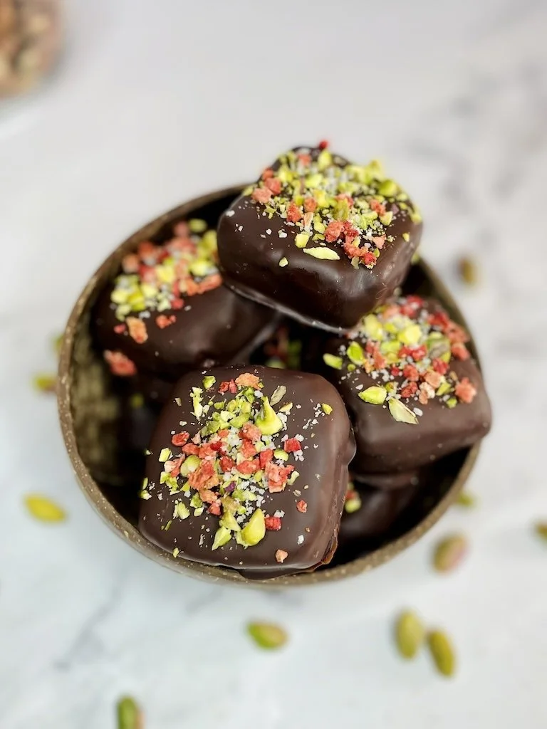 Sweet date pistachio bites made with natural ingredients for a tasty treat.